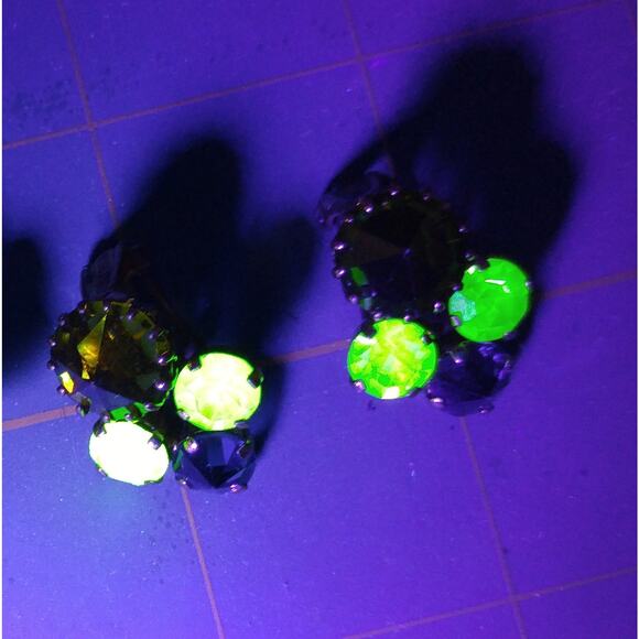 Vintage Austria Green Crystal Clip Earrings Uranium Glass Rhinestones 1950s - Picture 10 of 10